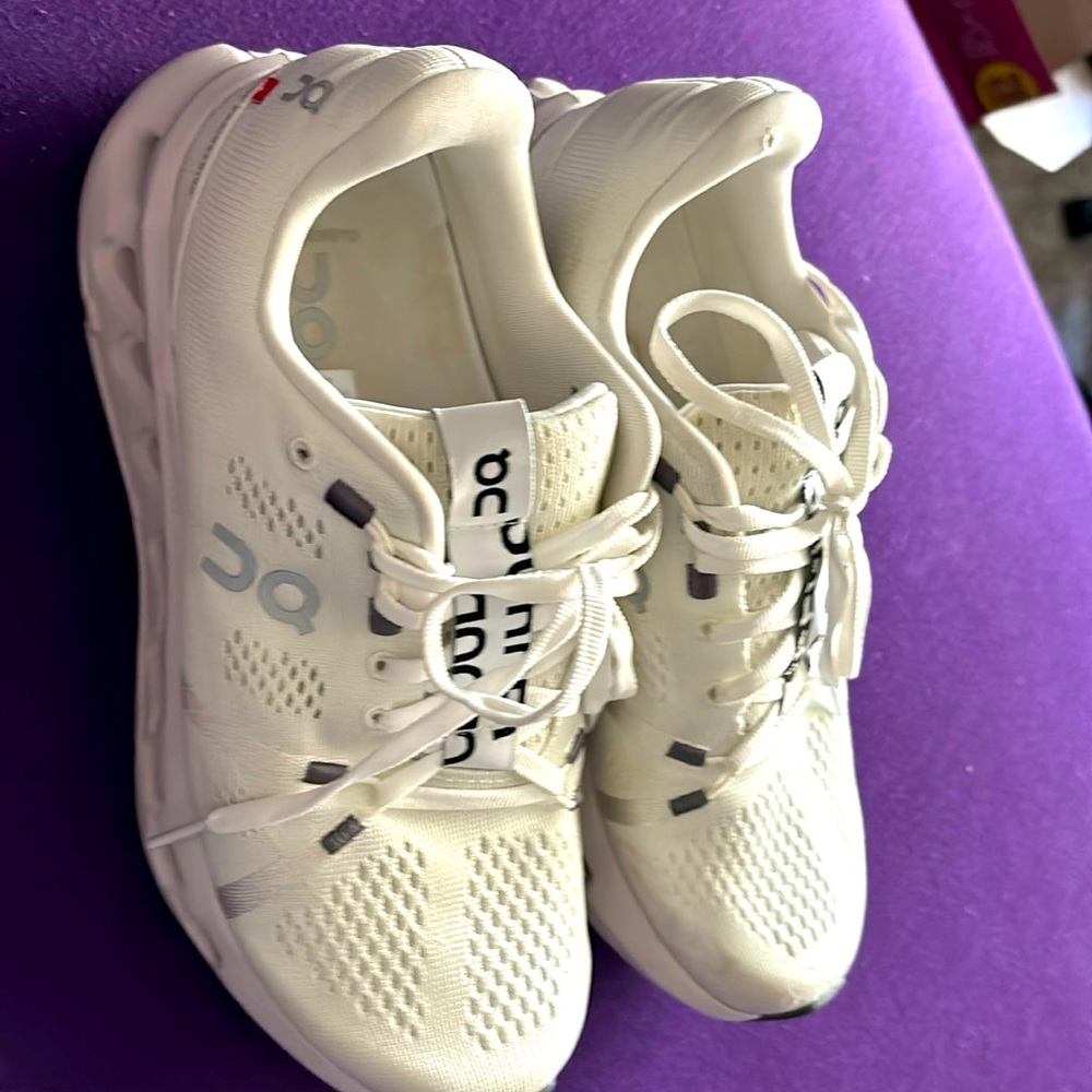 Like new on-clouds solid white